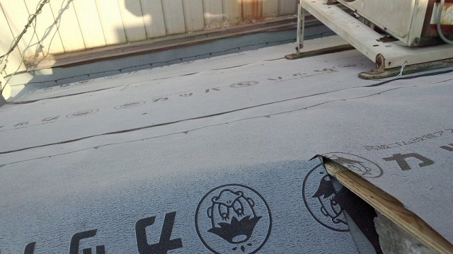 防水シートの貼り付け